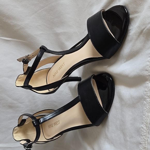 *Gently Used* Nine West 1 inch Sandal 6M - Picture 1 of 7